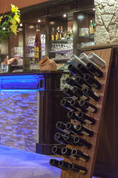 Weinregal und Theke im blauen Licht