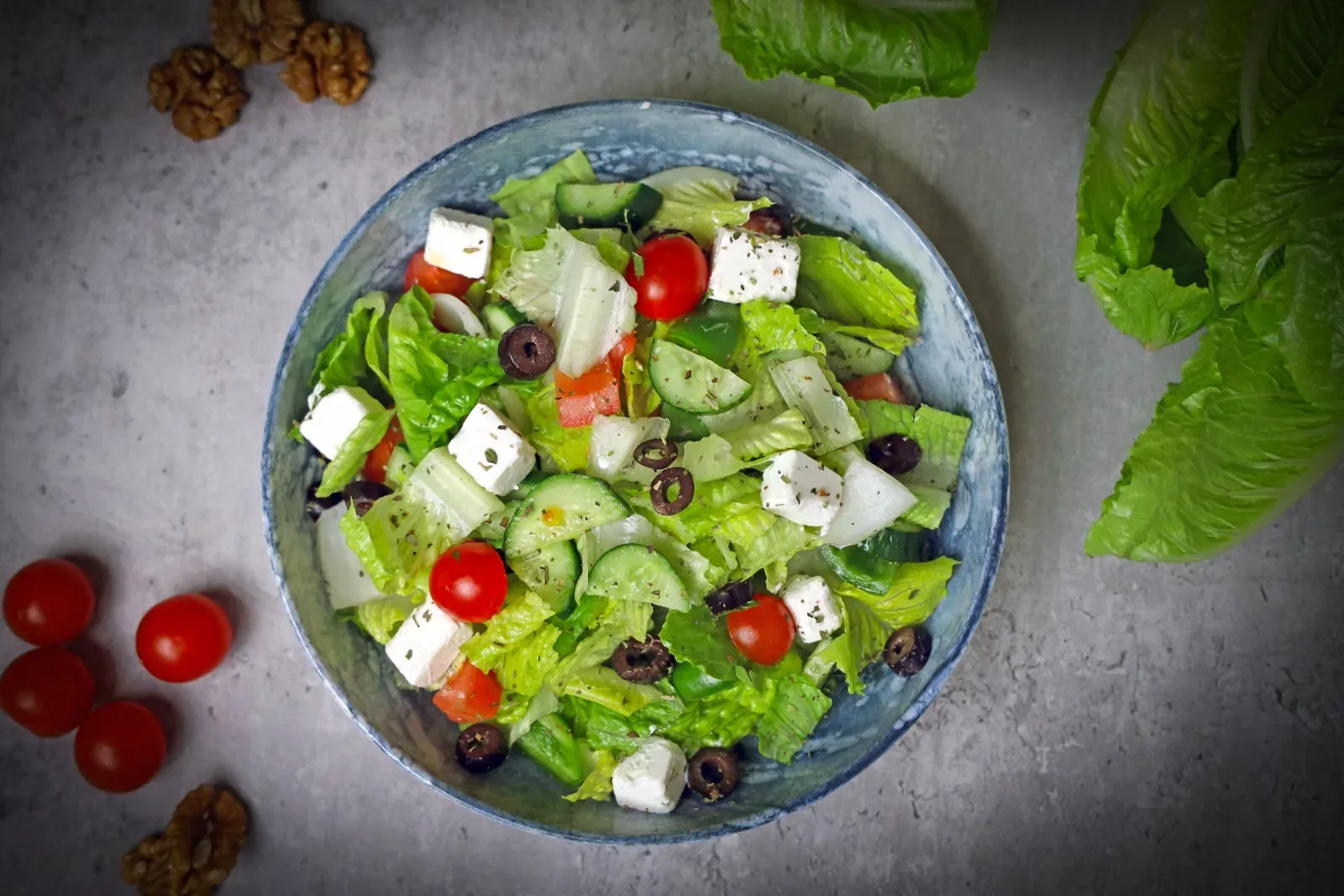 Griechischer Salat mit Feta, Tomaten und Oliven, Stimmungsbild