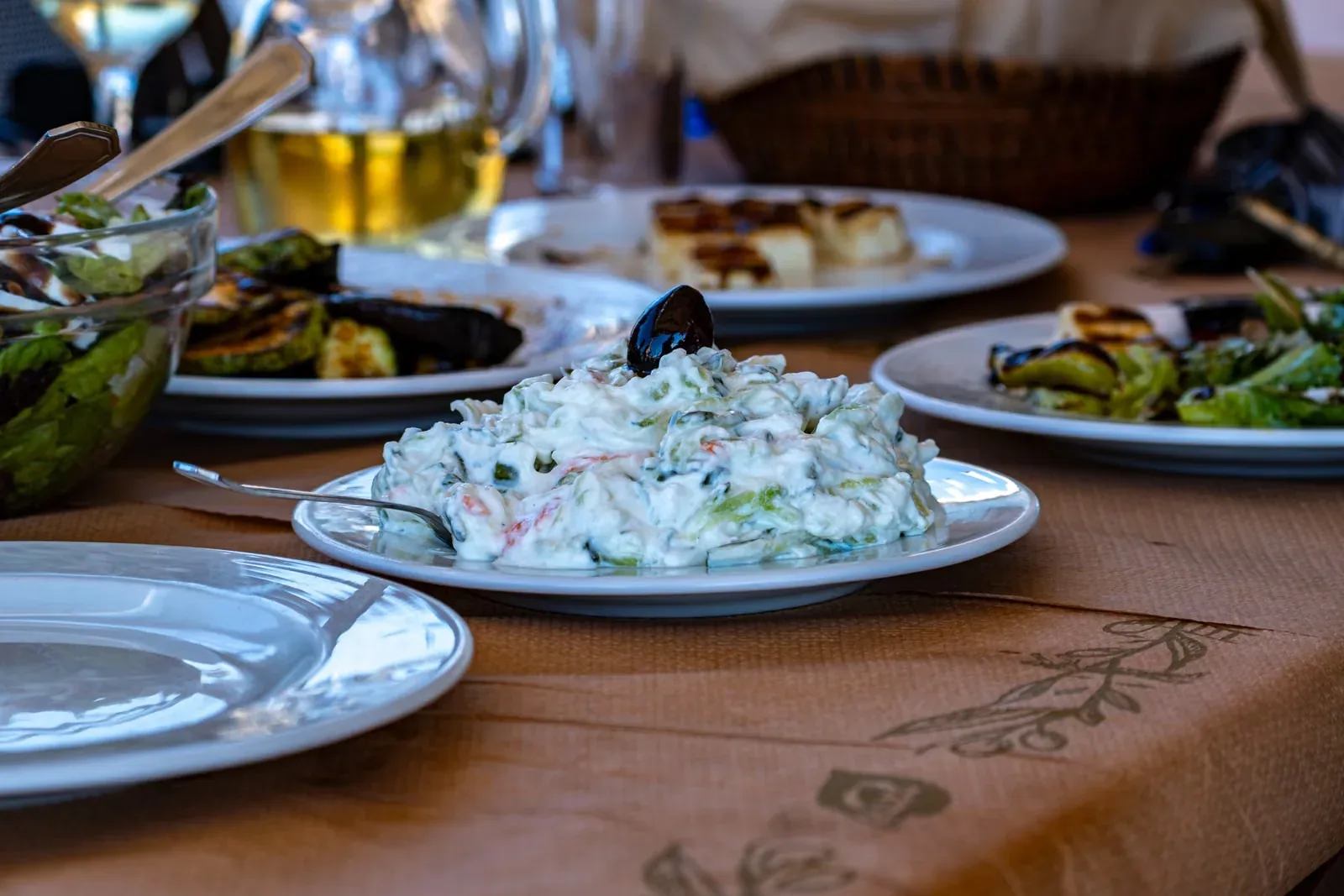 Meze-Tisch mit Tzatziki und gegrilltem Gemüse, Stimmungsbild